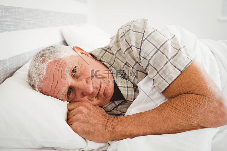 生病的老人躺在床上