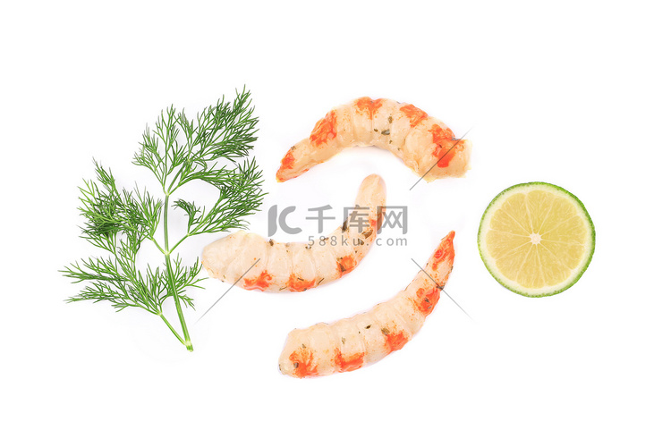 用莳萝煮熟的带壳虾。