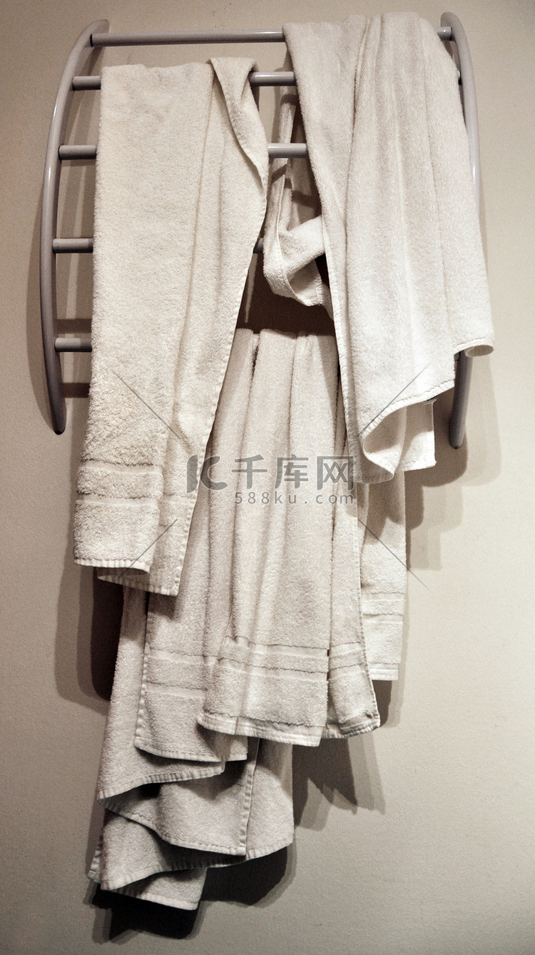 现代架子上用过的酒店毛巾
