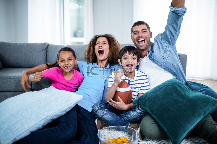家人在电视上观看美式足球比赛