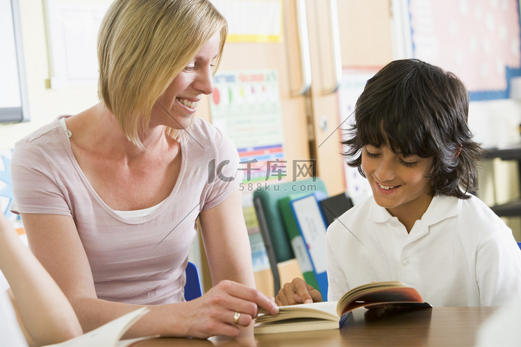 学生在课堂上和老师一起看书