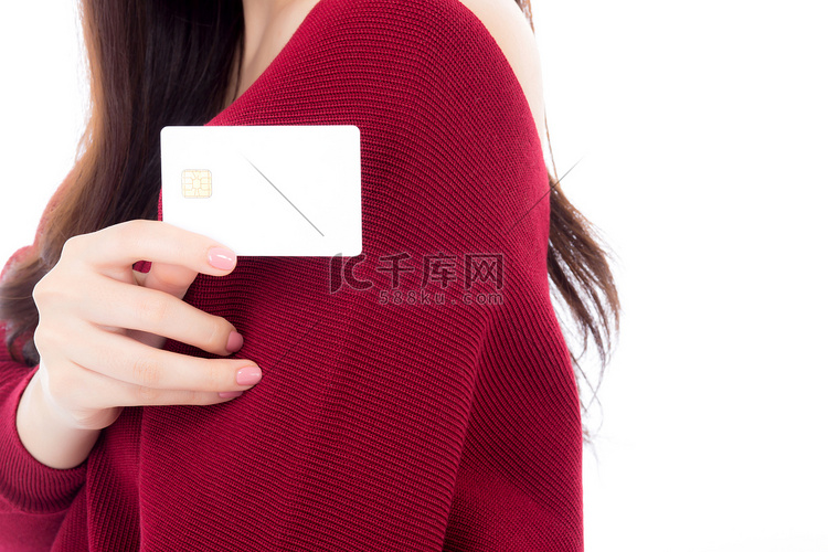 女人拿着空白的商业信用卡做模型