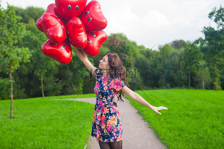 穿着漂亮裙子、带着红气球在外面