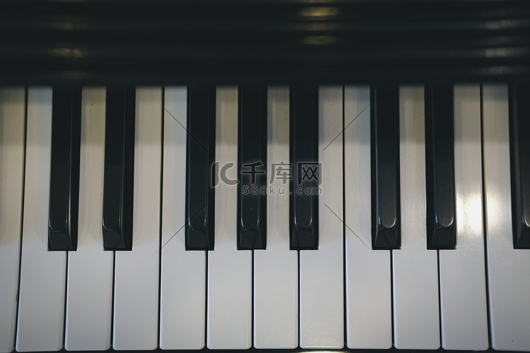 有光泽的黑白键的钢琴键盘。
