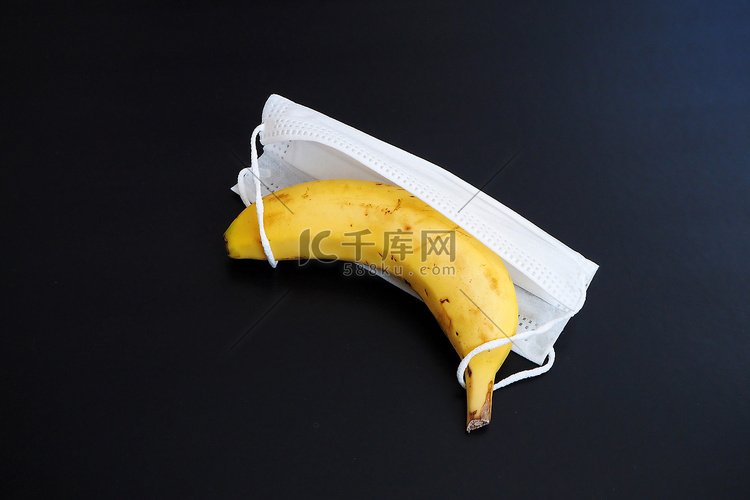 吃香蕉以适当喂养，以抵御 Co