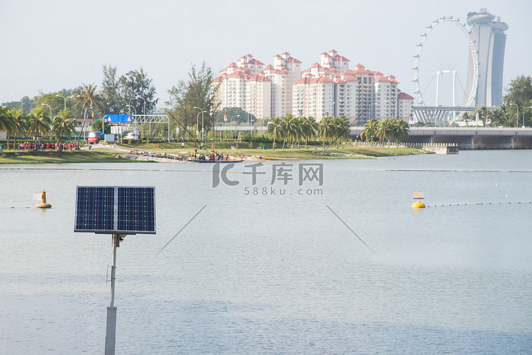 湖滨城市/模糊背景中的太阳能电