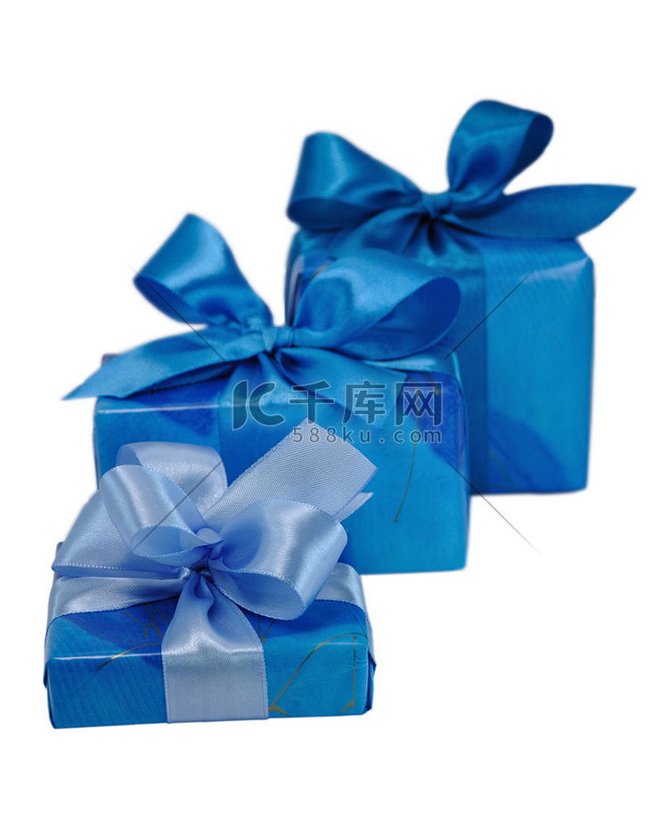 带蝴蝶结的蓝色礼品盒