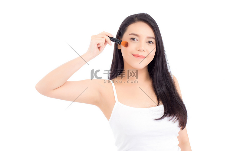 美丽的亚洲女人用孤立的脸颊刷化