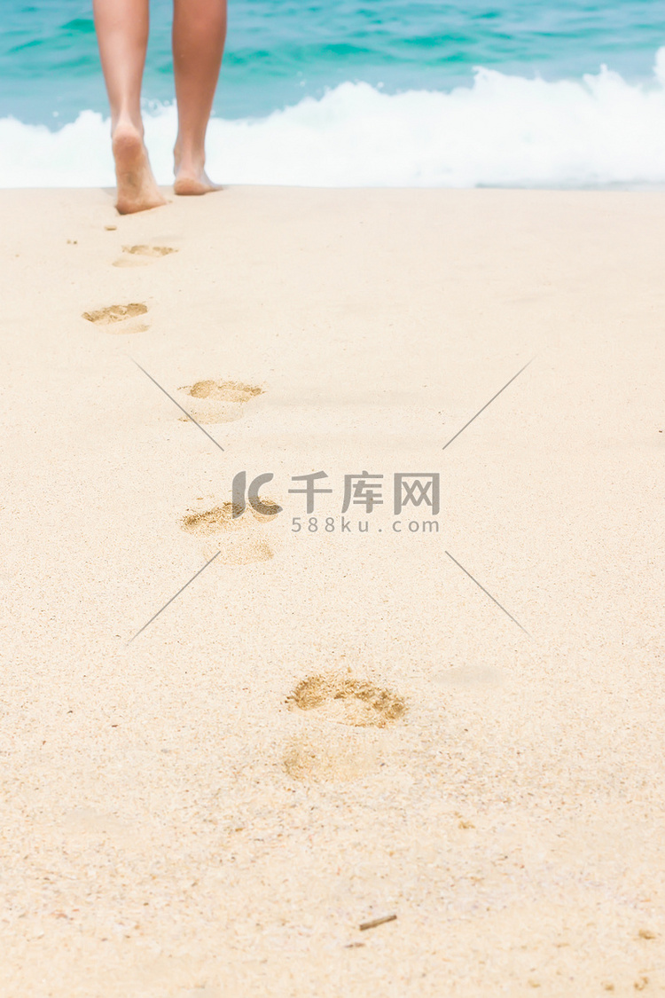 白色沙滩上的人类脚印