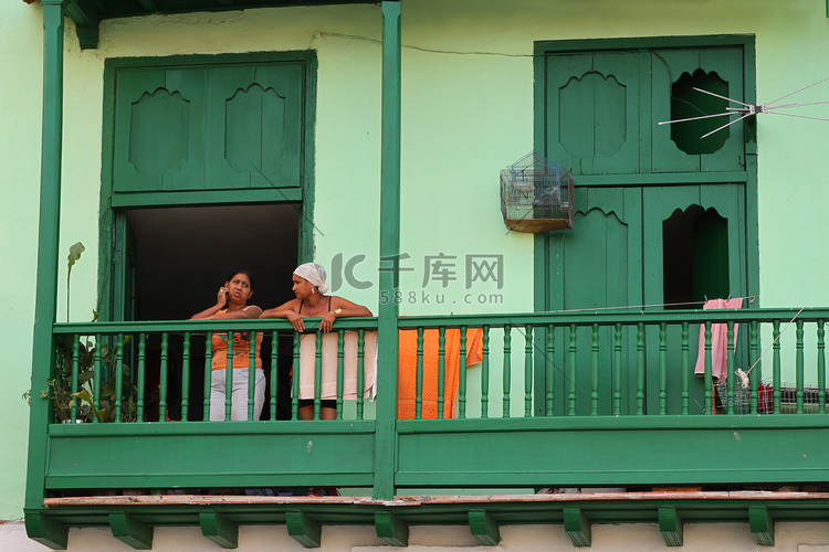站在阳台上的古巴妇女