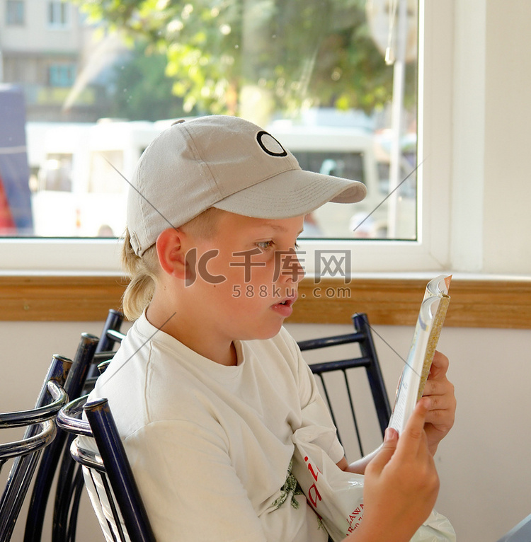 男孩在咖啡馆看书