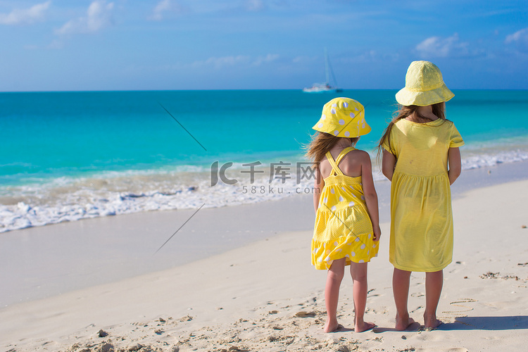 两个可爱的小女孩在加勒比度假的