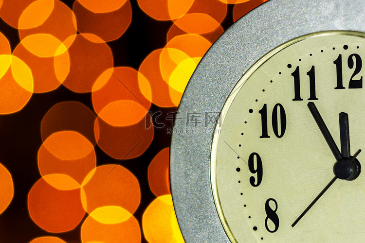 时钟显示时间在新年会议前五分钟