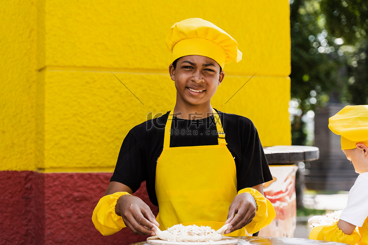 身着厨师帽和黄色围裙制服的非洲