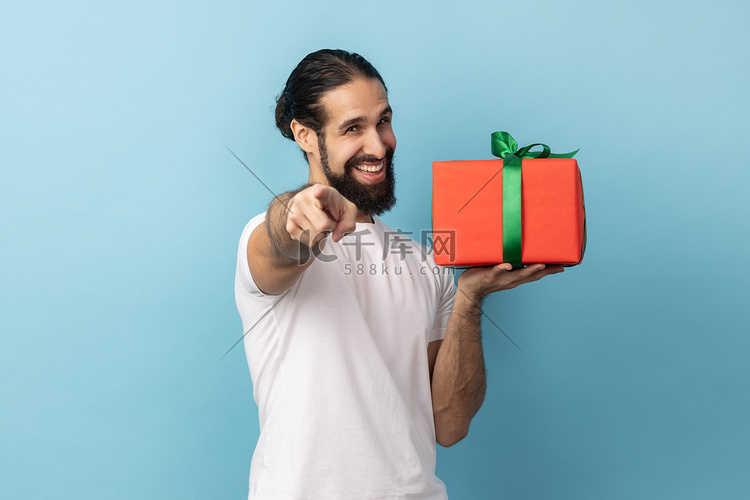 男人送礼物，用手指着相机，分享