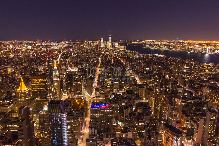 纽约曼哈顿夜景灯火通明。