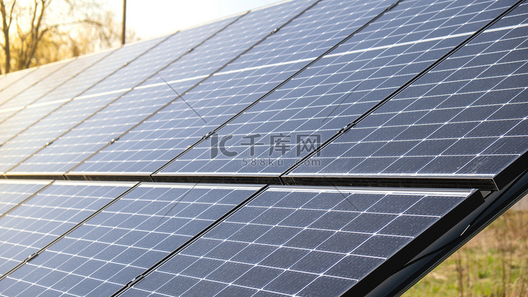 带太阳能电池板的新型生态房屋 