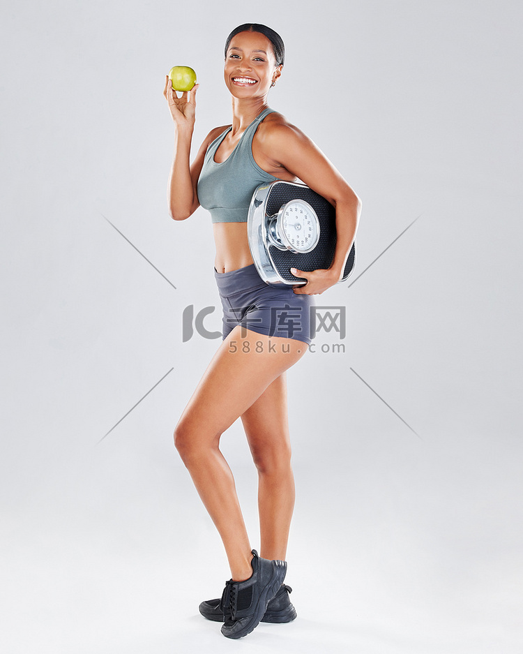 苹果、体重秤和黑人女性的身体肖