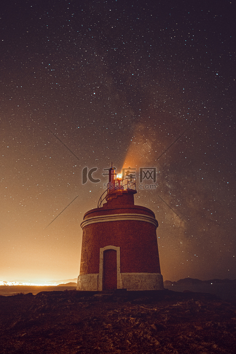 夜晚的灯塔，天空有很多星星