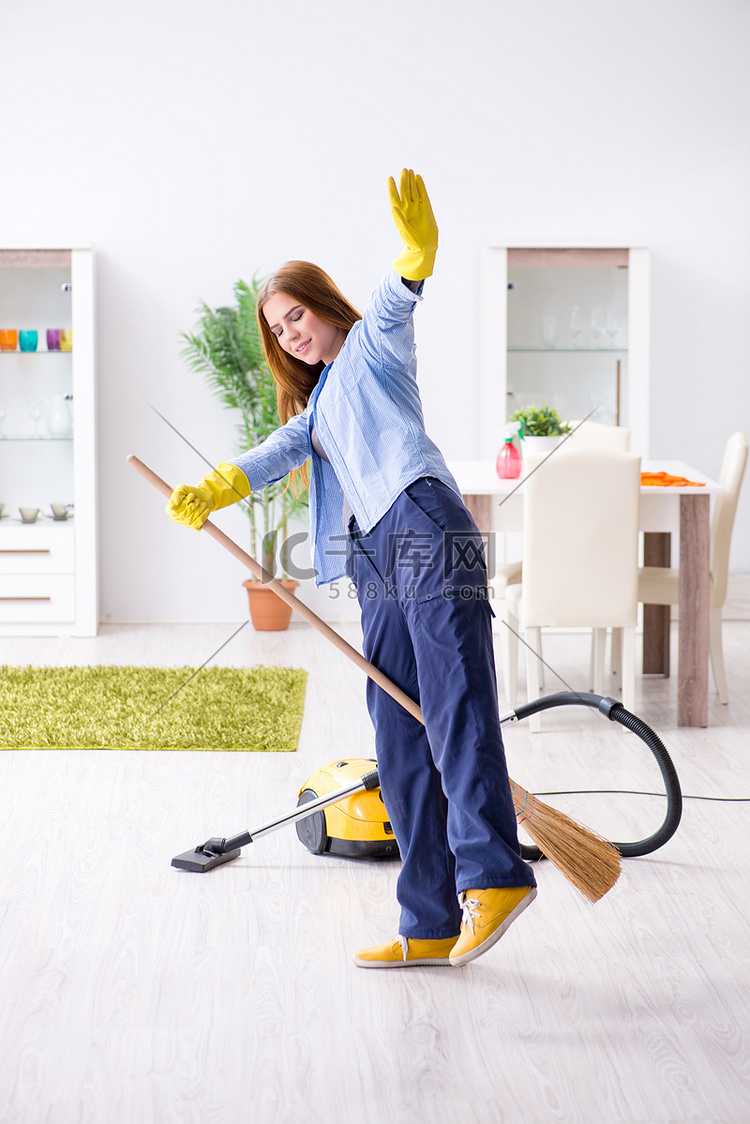 年轻女人在家打扫地板做家务