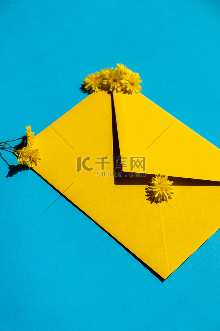 蓝色背景的邮政黄色信封上美丽的