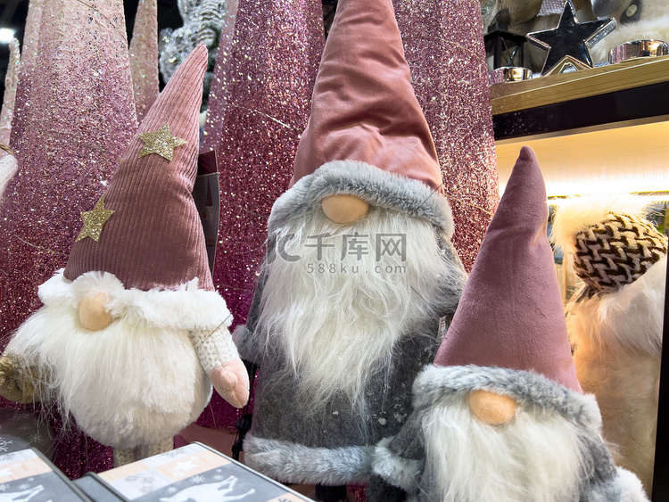 三个戴着粉红色帽子的圣诞小矮人
