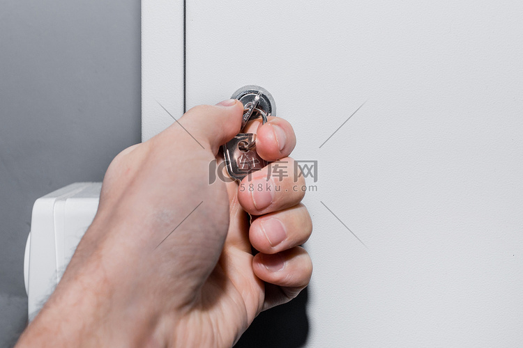 人类电工的手用金属钥匙打开或关