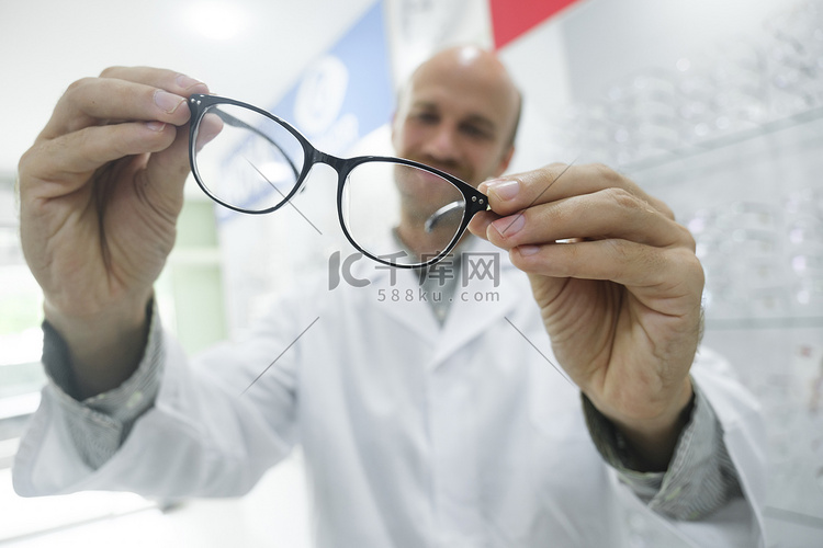 配镜师向客户推荐新的眼镜框。