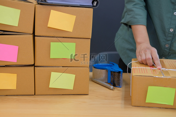 创业企业主包装纸板箱。