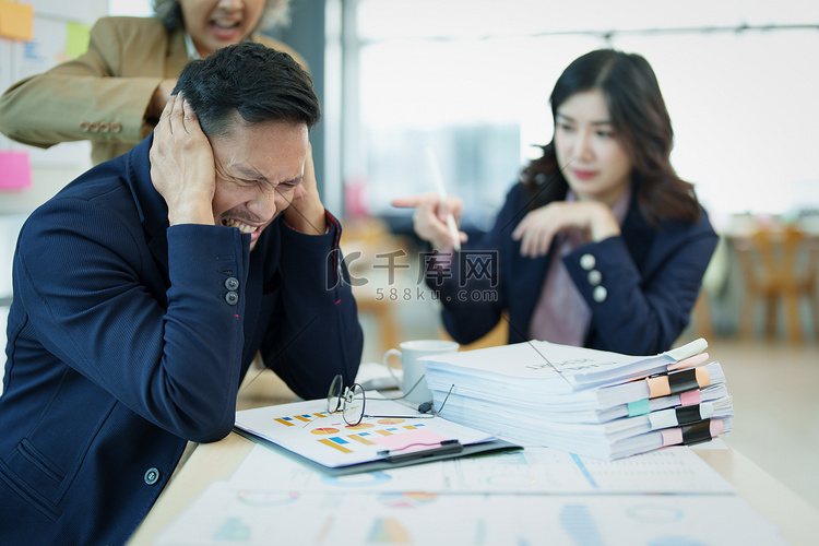 一位亚洲男性员工因未能达到销售