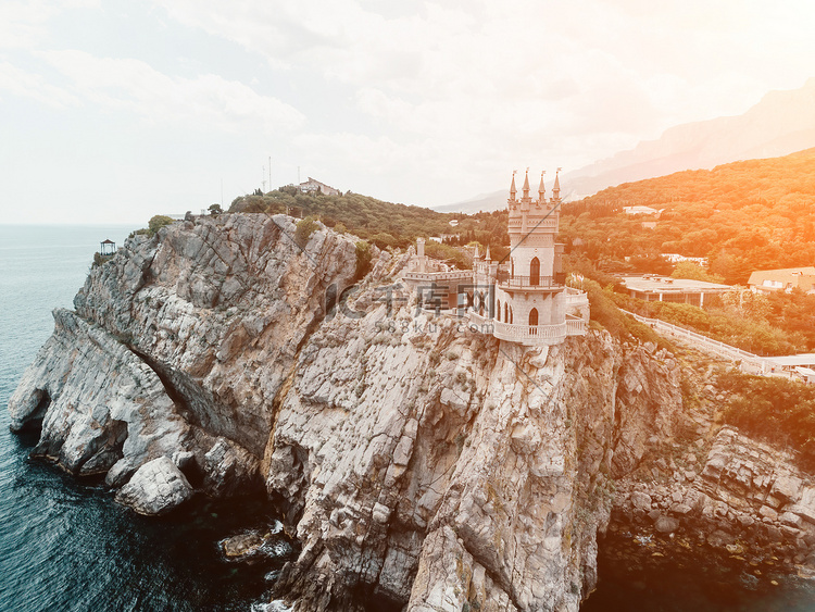 克里米亚燕窝城堡位于黑海的岩石