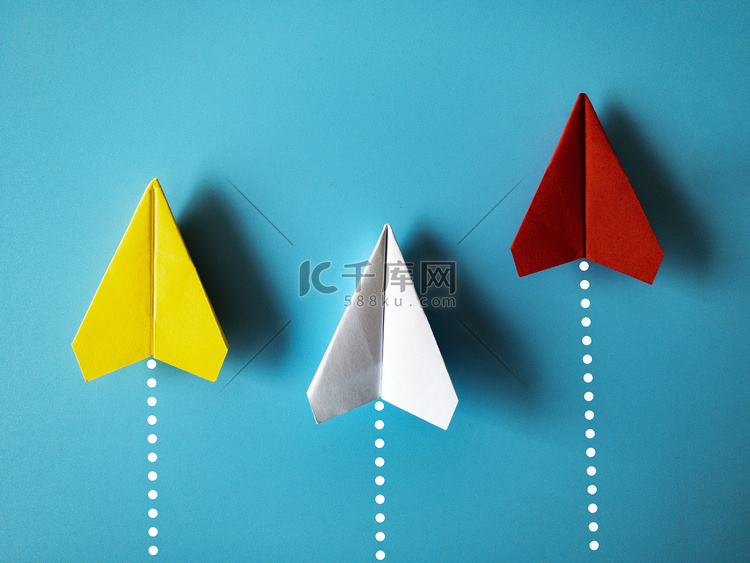 黄色、白色和红色纸飞机折纸赛车