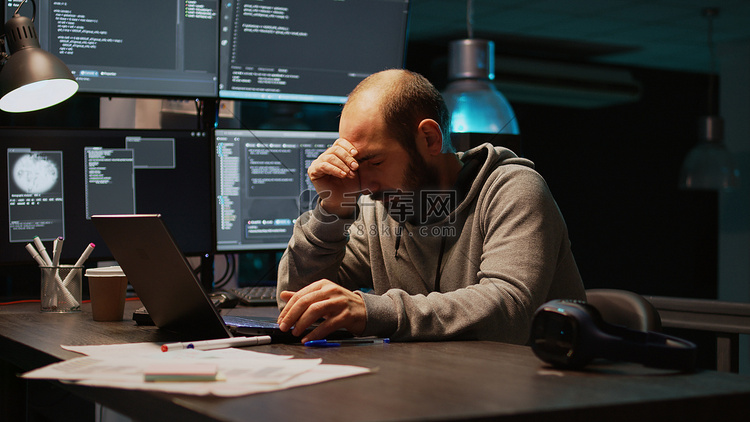 男性编码器感到困倦并研究编程代