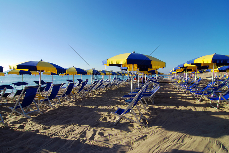 海滩和遮阳伞