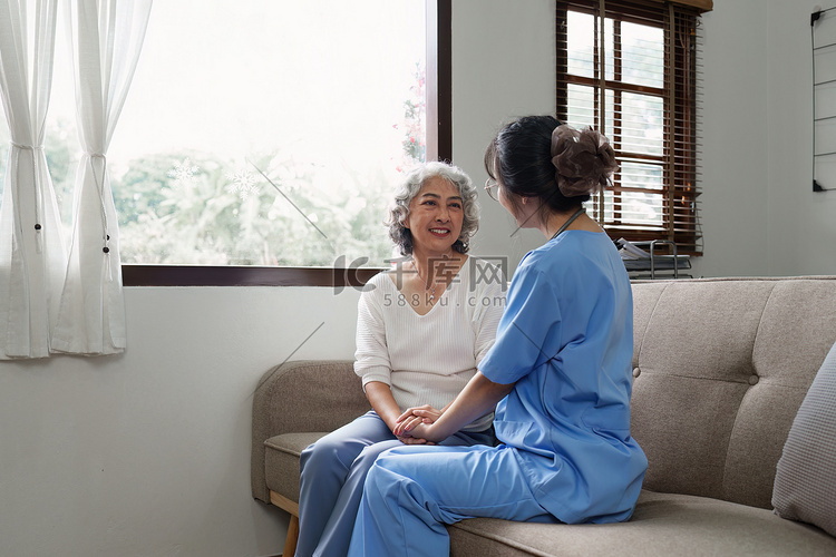 在家照顾病人或老人的亚洲年轻护