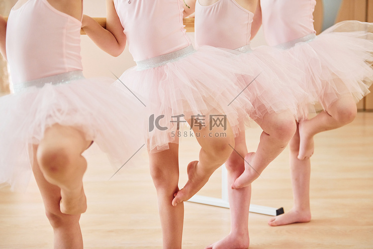 小芭蕾舞演员通过练习舞蹈动作准