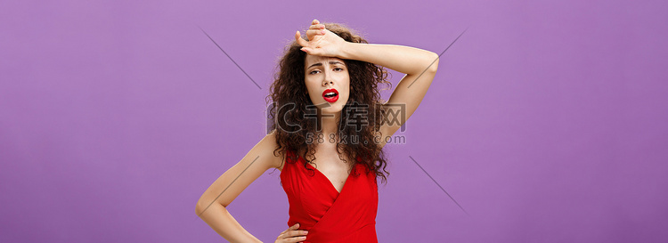 身着红色时尚裙子的紫色背景下，
