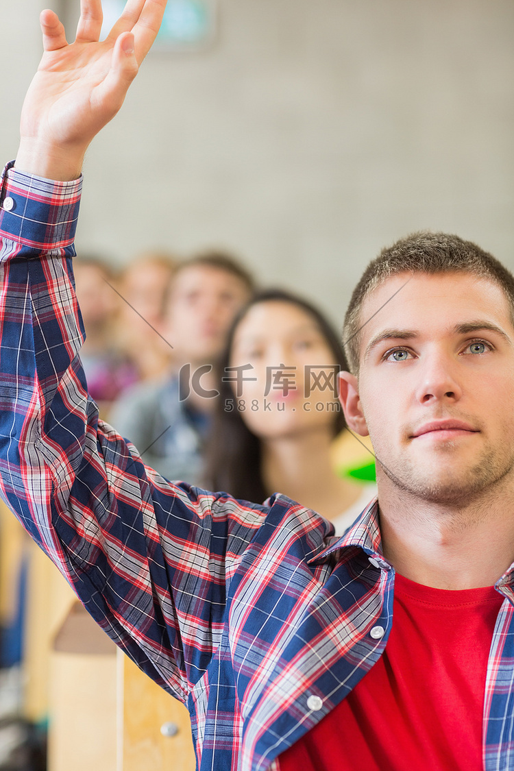 一名男学生在课堂上被其他人举手