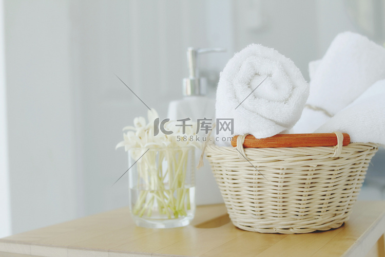 折叠精美的白色毛巾和洗浴用品。