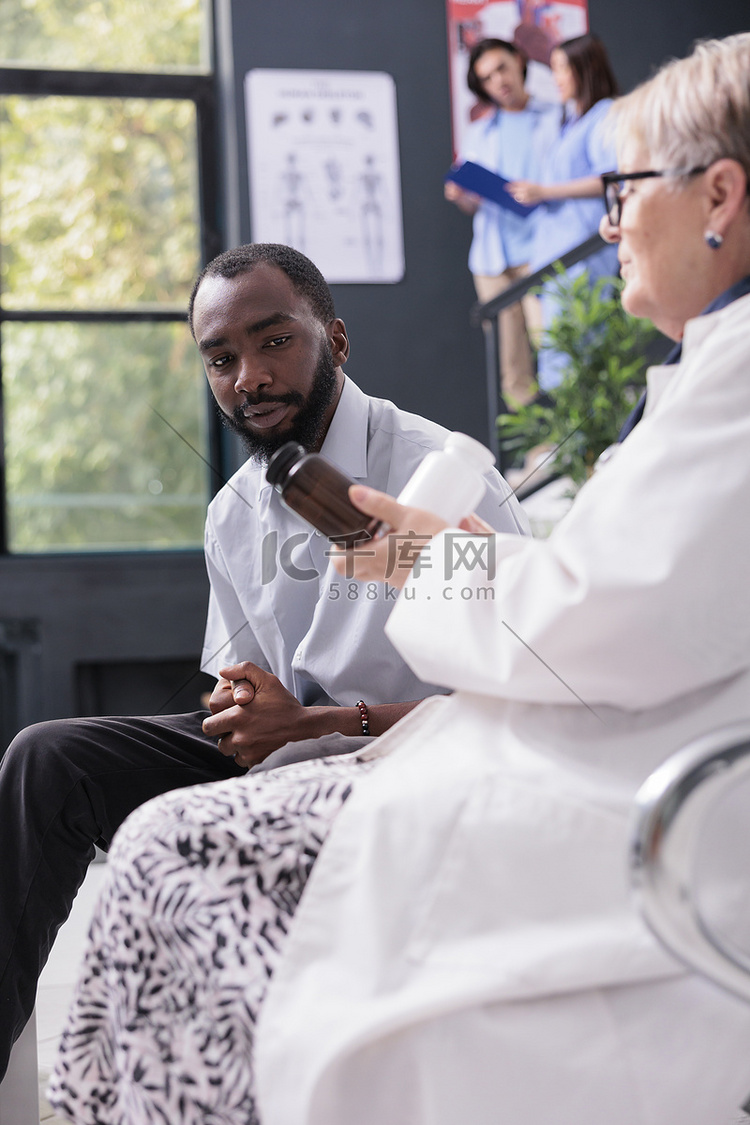 非洲裔美国病人坐在医院等候区的