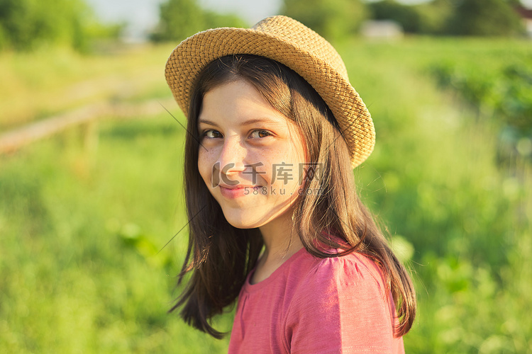 12、13 岁美丽微笑女孩的室外肖像