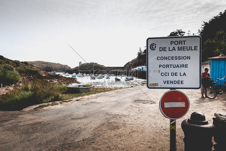 白色标志表示 La Meule 港口的入口