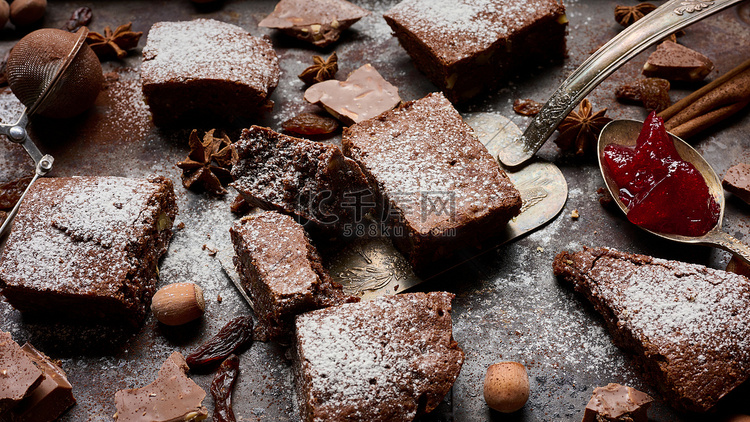 桌上撒着糖粉的烤方形巧克力布朗
