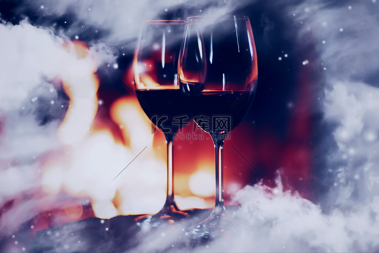 冬季气氛和圣诞假期，壁炉前的酒