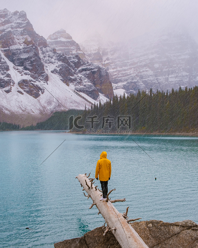 加拿大寒冷雪天的冰碛湖，冰碛湖