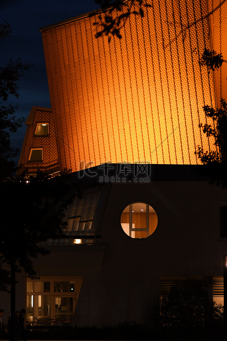 柏林爱乐音乐厅的金色建筑在晚上