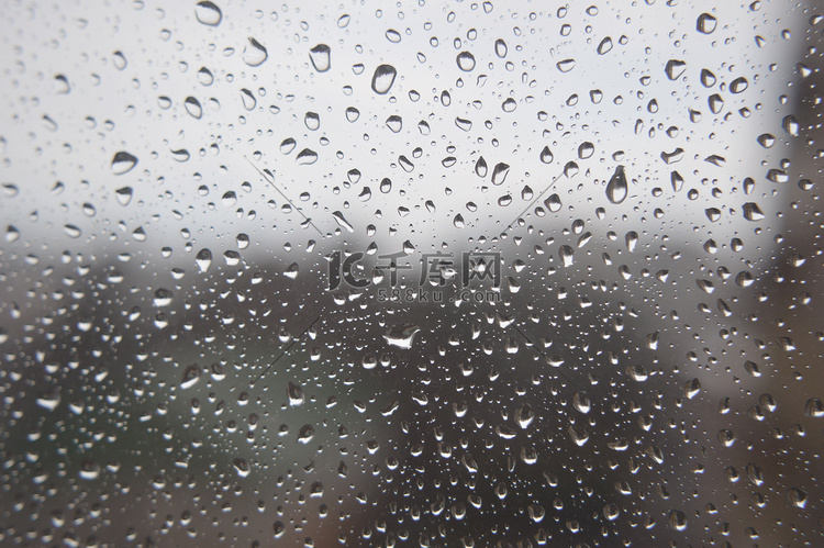 雨滴落在窗户上，下雨天