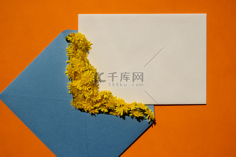 橙色背景的邮政蓝色信封上美丽的