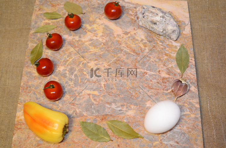 大理石表面上的蔬菜、鸡蛋和牡蛎