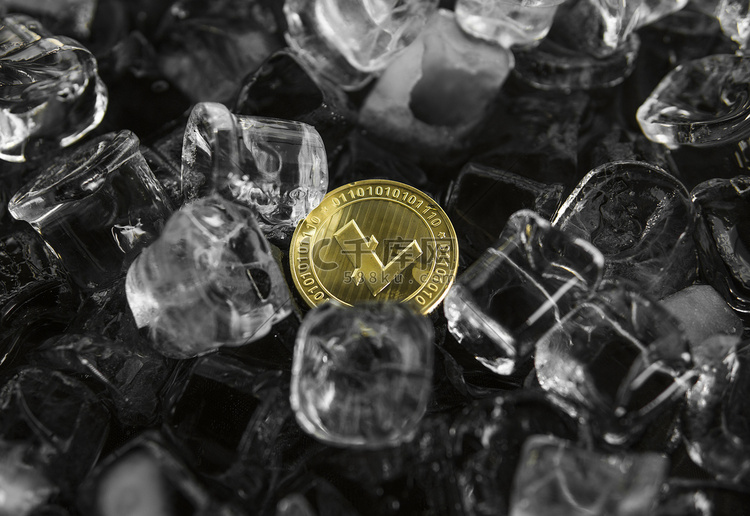 冰背景上的金莱特币硬币。